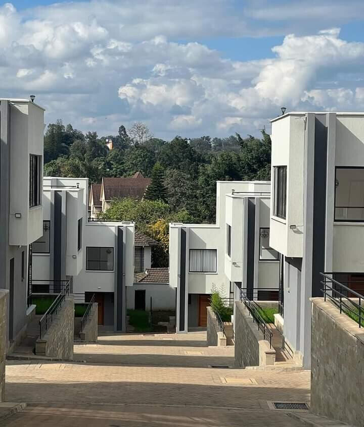 Pet-Friendly 5-Ensuite Townhouse with DSQ - Lavington Gated