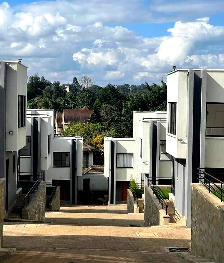 Pet-Friendly 5-Ensuite Townhouse with DSQ - Lavington Gated
