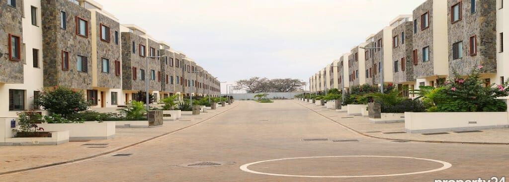4BR All-Ensuite Townhouse with Heated Pool & Gym – Garden Estate