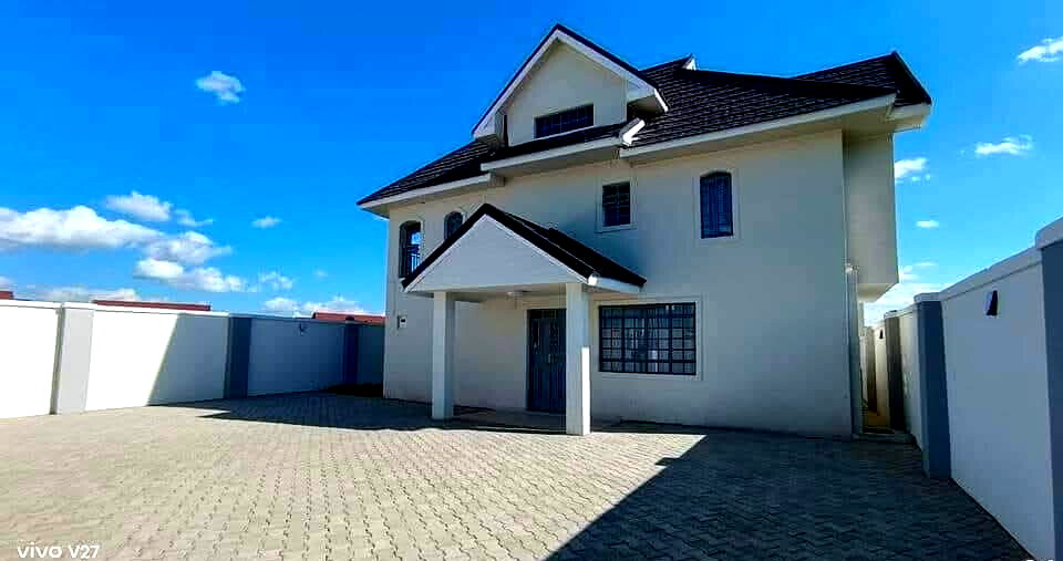 4BR Townhouse with Private Garden & Open-Plan Living - Kitengela