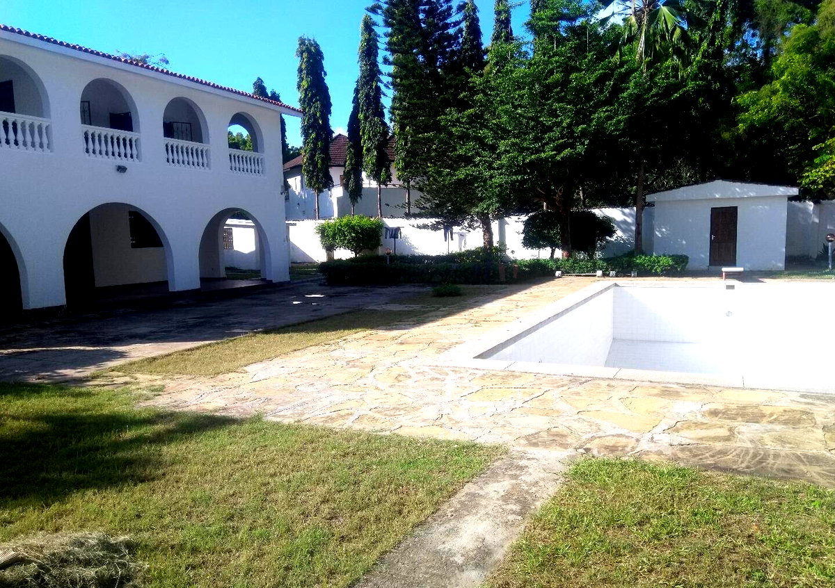 Olympic Pool 5BR Maisonette