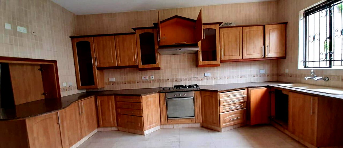 4BR Townhouse with DSQ & Communal Pool - Westlands