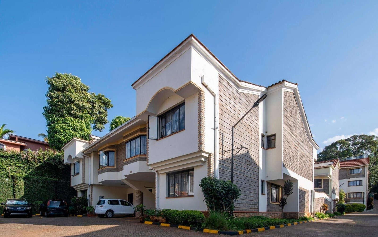 4BR Townhouse with Rooftop Terrace & Pool Access - Spring Valley