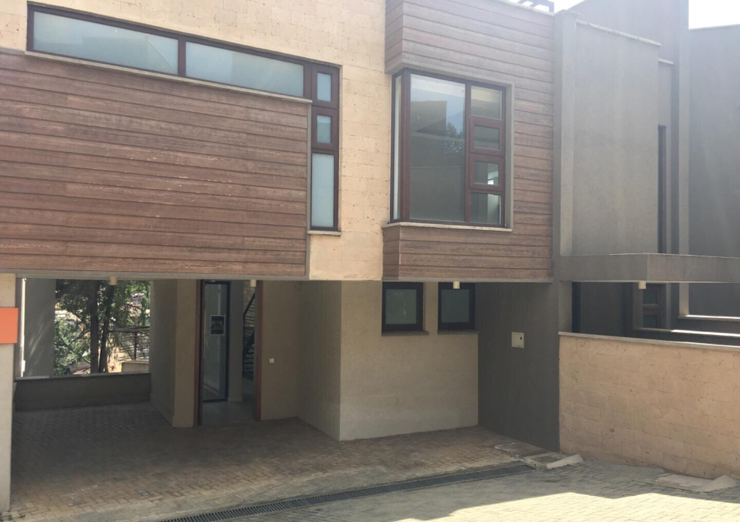 3-Level Townhouse with Study & Fitted Kitchen - Lavington
