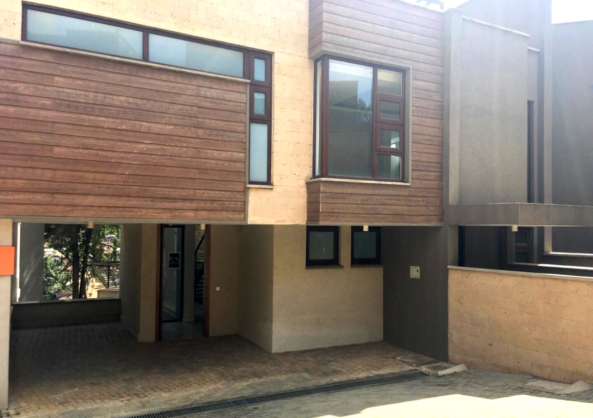 3-Level Townhouse with Study & Fitted Kitchen - Lavington