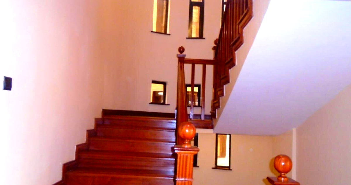 Ultra-Modern 5-Ensuite Townhouse with Chef's Kitchen & Study - Lavington