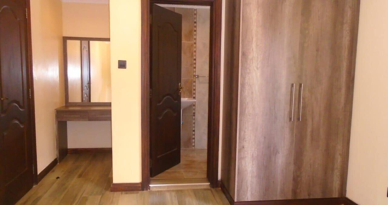 Ultra-Modern 5-Ensuite Townhouse with Chef's Kitchen & Study - Lavington