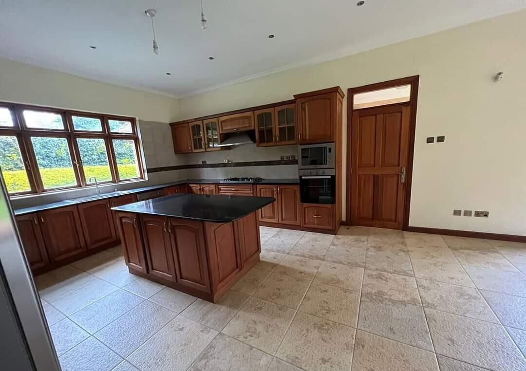 5-Bed Rustic Townhouse with Clubhouse & Pool – Karen