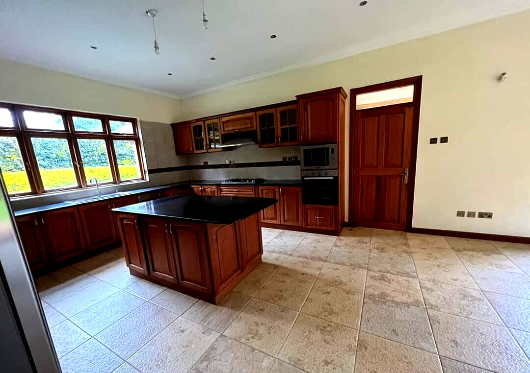5-Bed Rustic Townhouse with Clubhouse & Pool – Karen