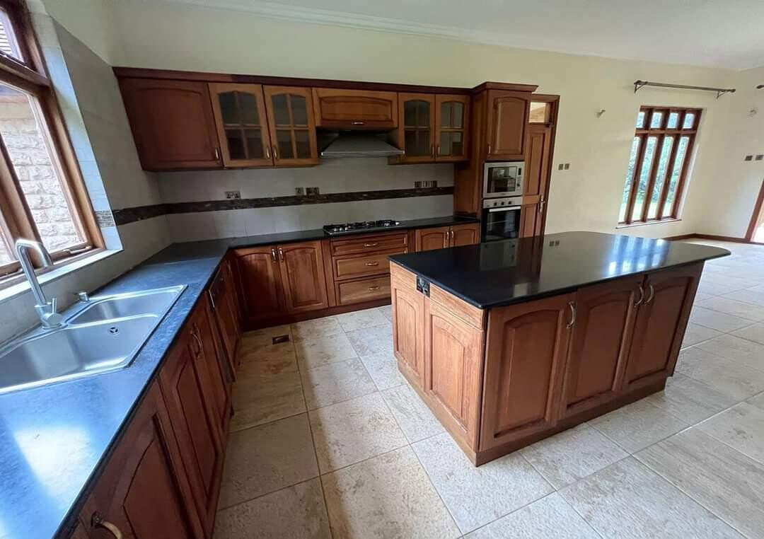 5-Bed Rustic Townhouse with Clubhouse & Pool – Karen