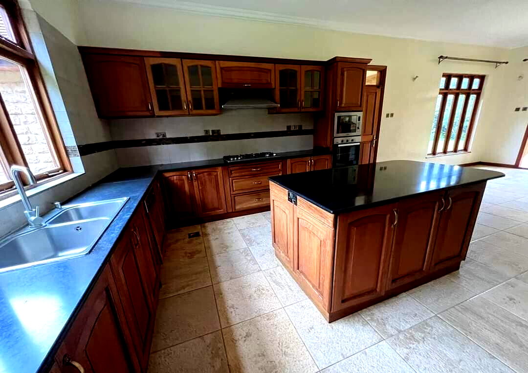5-Bed Rustic Townhouse with Clubhouse & Pool – Karen