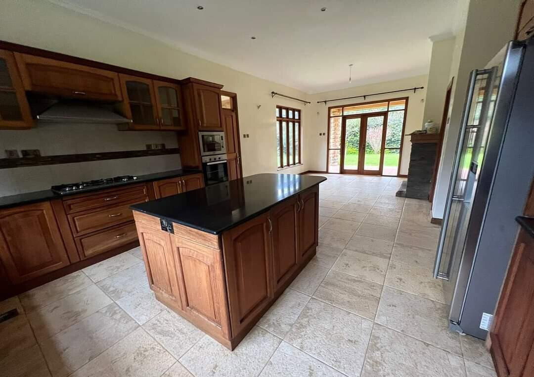 5-Bed Rustic Townhouse with Clubhouse & Pool – Karen