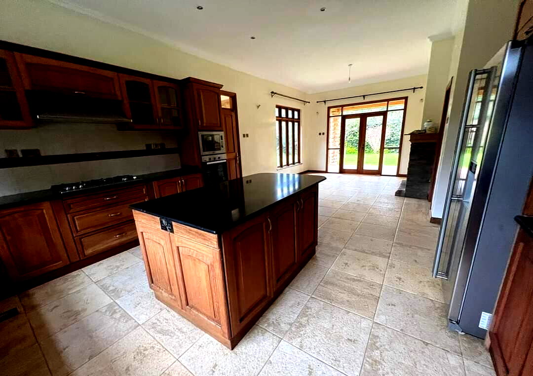 5-Bed Rustic Townhouse with Clubhouse & Pool – Karen