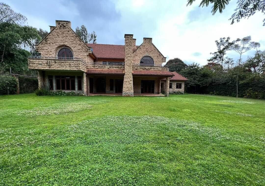5-Bed Rustic Townhouse with Clubhouse & Pool – Karen