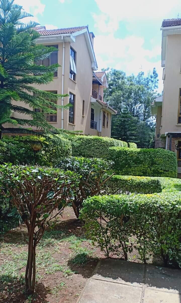6-Bed Townhouse with Shared Pool & DSQ - Lavington Gated Estate