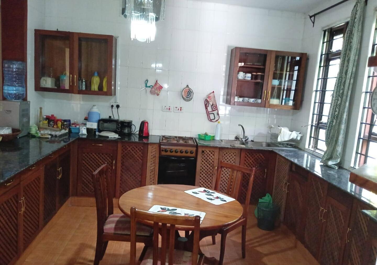 European-Style 6BR Townhouse on ½ Acre - Ngong