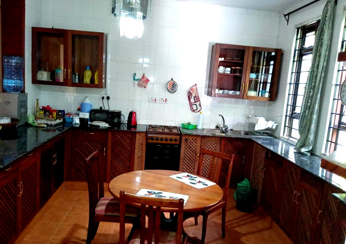 European-Style 6BR Townhouse on ½ Acre - Ngong