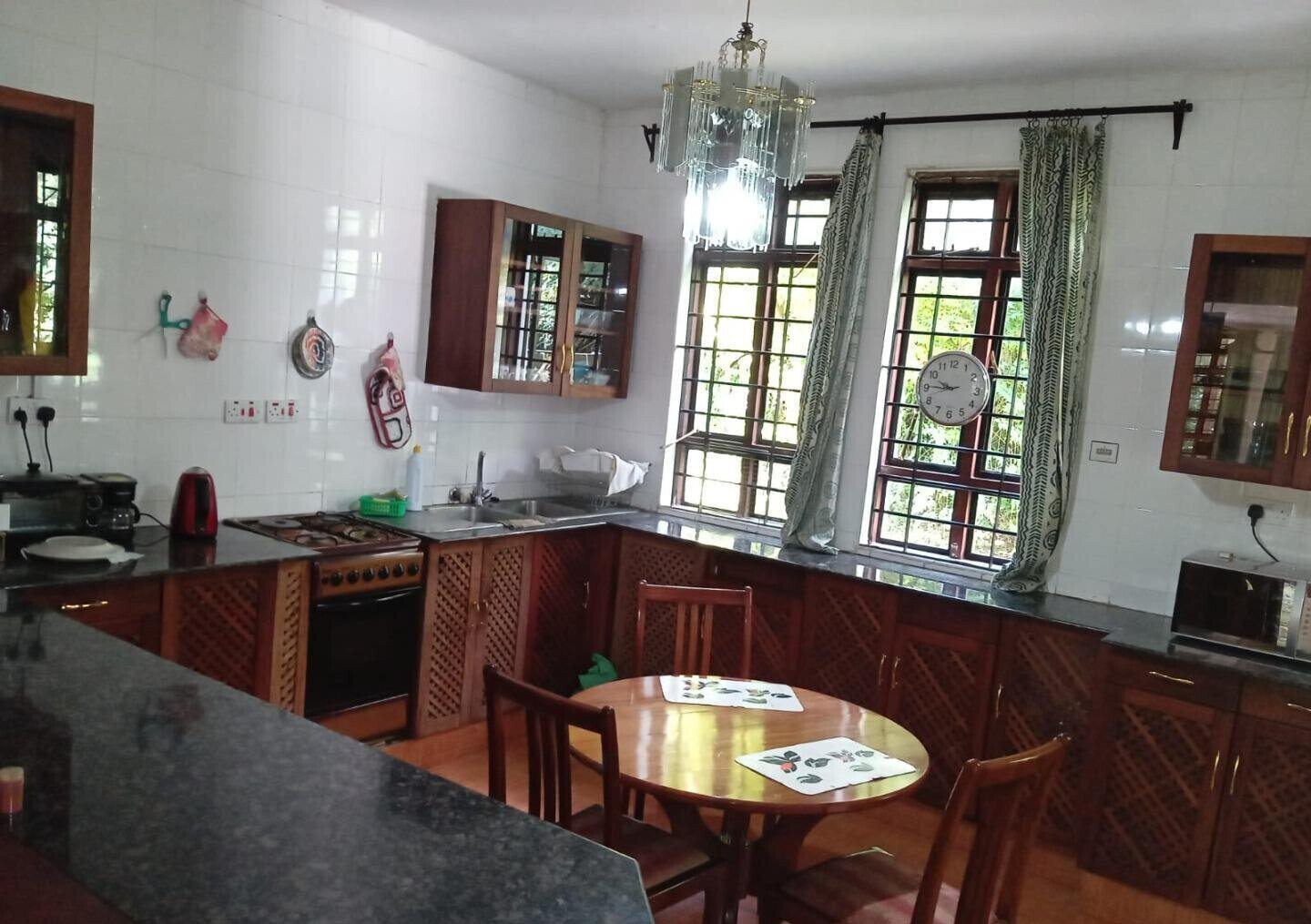 European-Style 6BR Townhouse on ½ Acre - Ngong