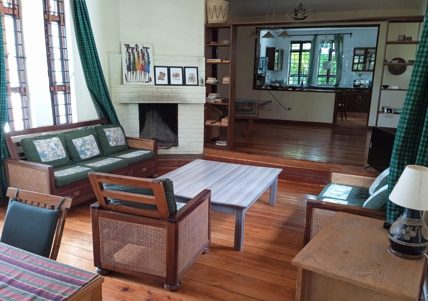 European-Style 6BR Townhouse on ½ Acre - Ngong