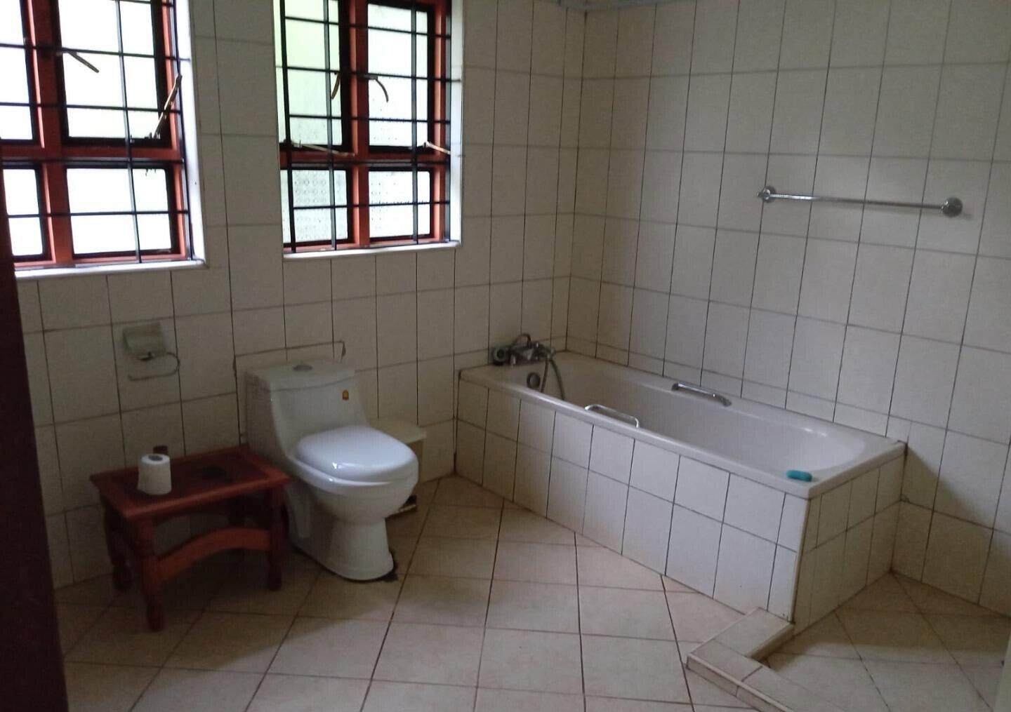 European-Style 6BR Townhouse on ½ Acre - Ngong