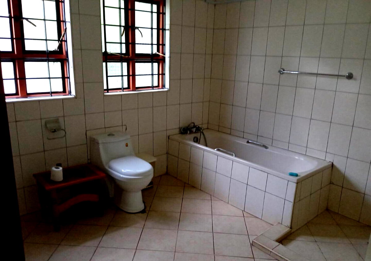 European-Style 6BR Townhouse on ½ Acre - Ngong