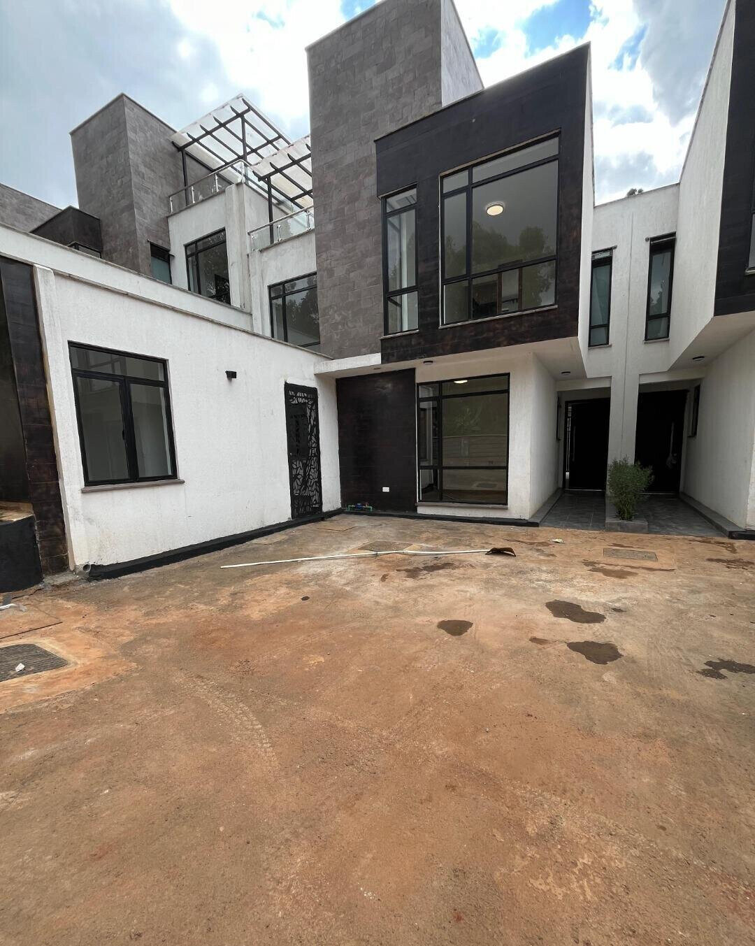 5BR Townhouse with Clubhouse & Rooftop Terraces - Kitisuru