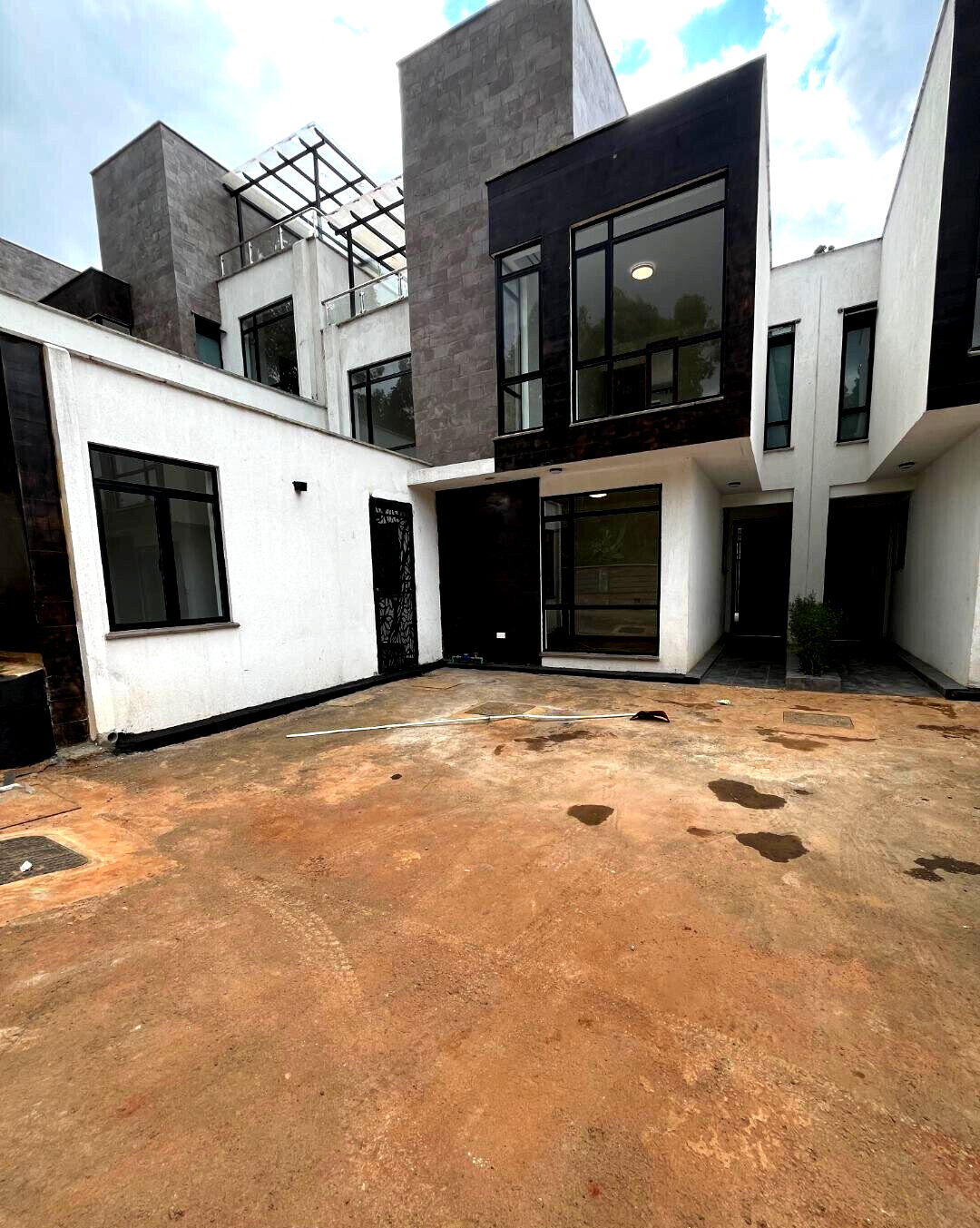 5BR Townhouse with Clubhouse & Rooftop Terraces - Kitisuru