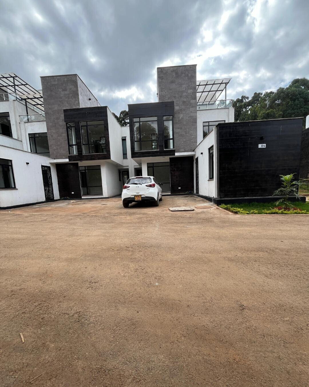 5BR Townhouse with Clubhouse & Rooftop Terraces - Kitisuru