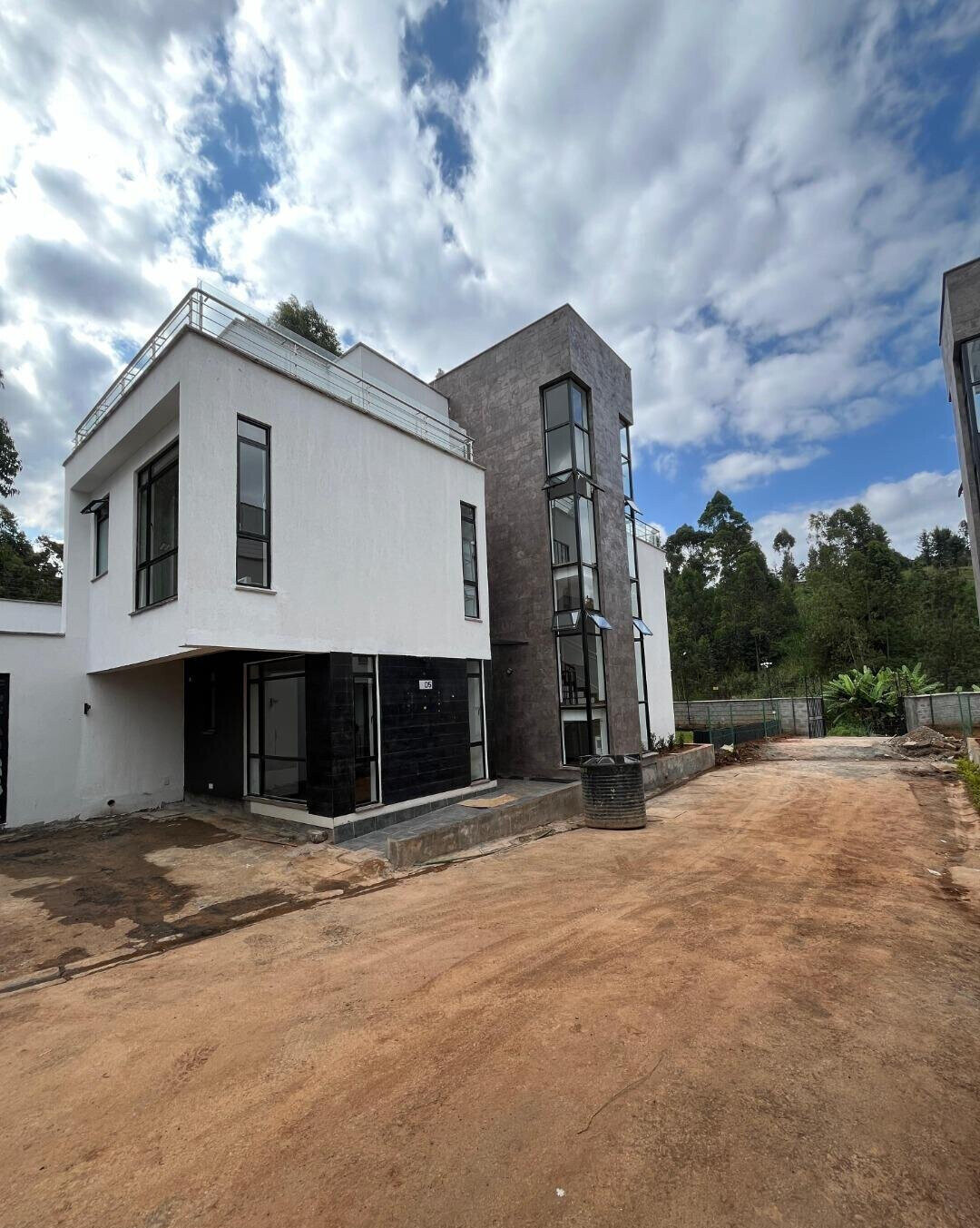 5BR Townhouse with Clubhouse & Rooftop Terraces - Kitisuru