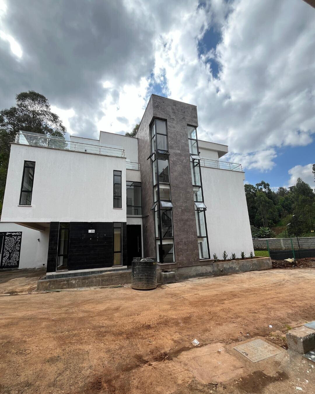 5BR Townhouse with Clubhouse & Rooftop Terraces - Kitisuru