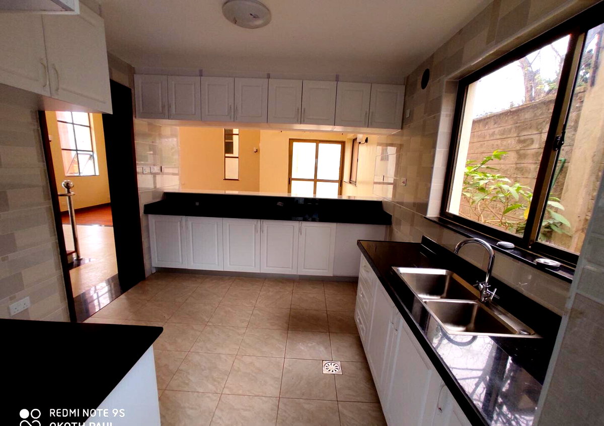 5-Ensuite Townhouse with Rooftop Terrace & Jacuzzi - Lavington
