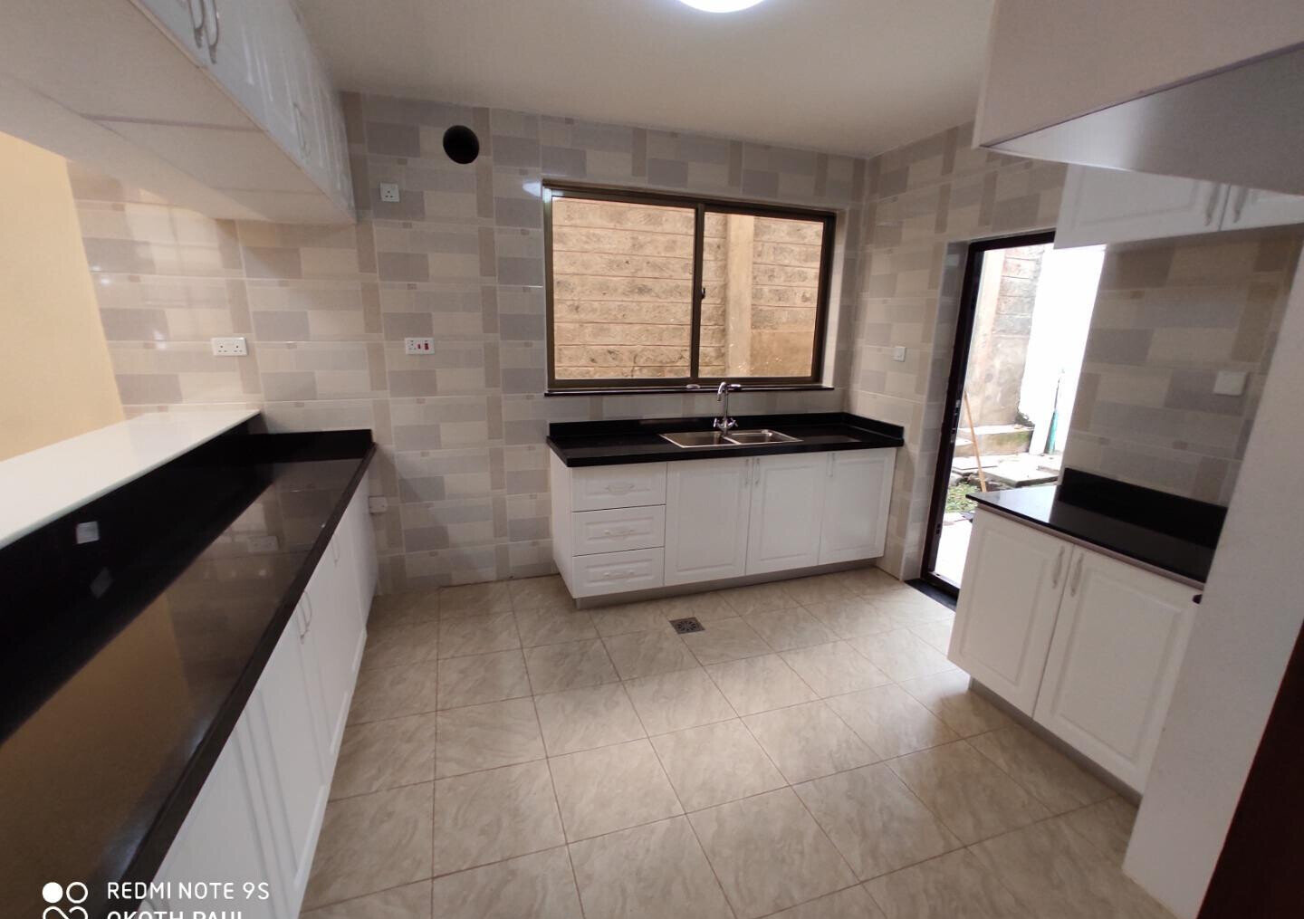 5-Ensuite Townhouse with Rooftop Terrace & Jacuzzi - Lavington
