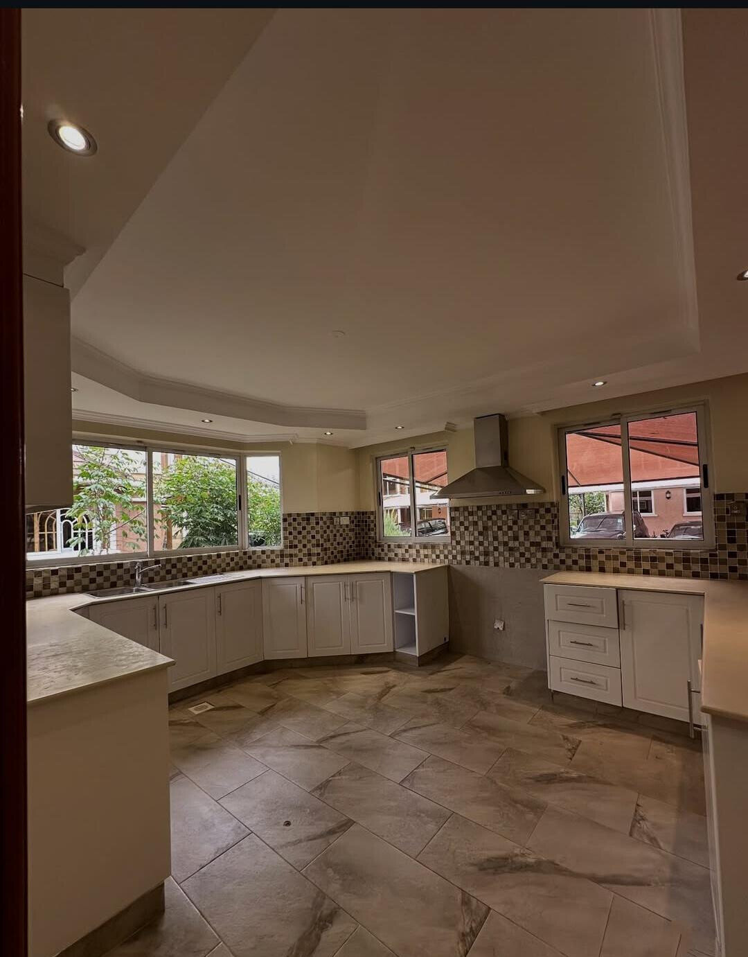 Recently Refurbished 5-Ensuite Townhouse with Solar - Lavington