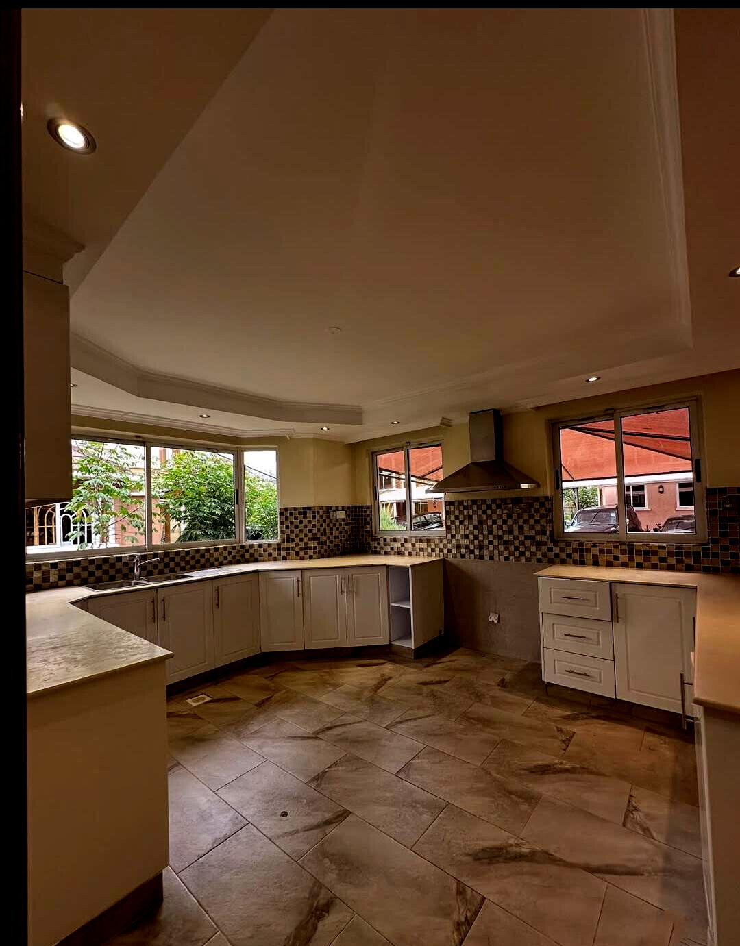 Recently Refurbished 5-Ensuite Townhouse with Solar - Lavington