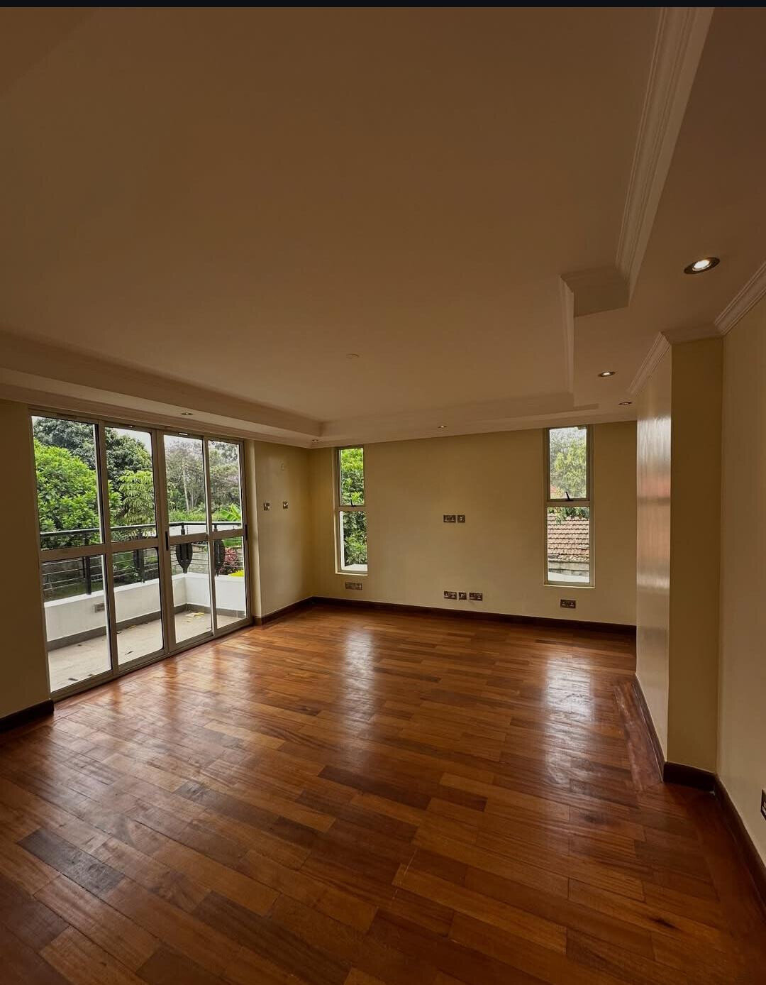 Recently Refurbished 5-Ensuite Townhouse with Solar - Lavington