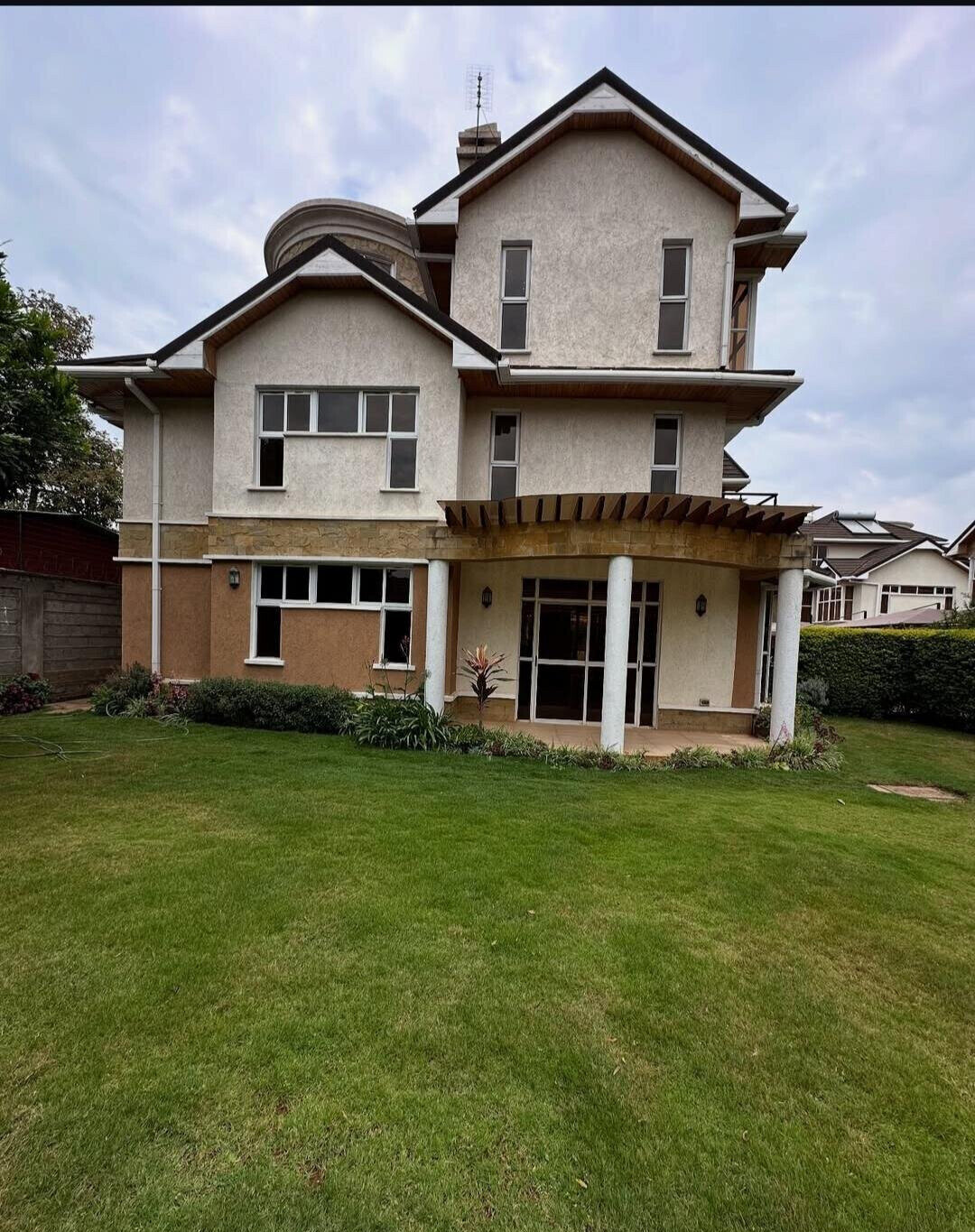 Recently Refurbished 5-Ensuite Townhouse with Solar - Lavington