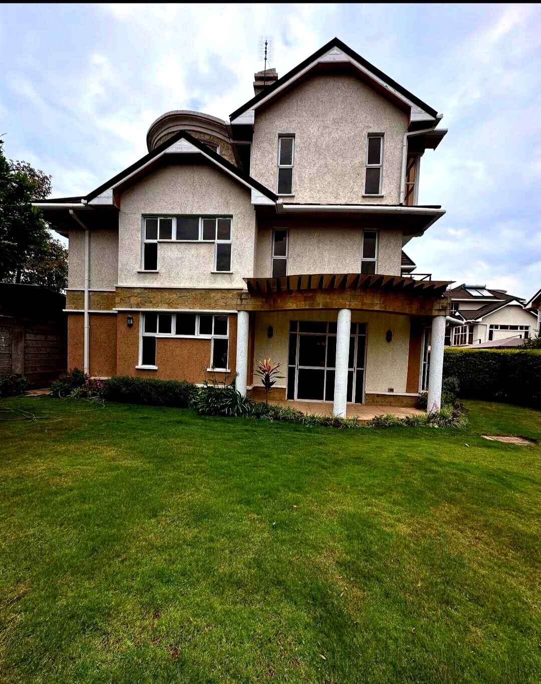 Recently Refurbished 5-Ensuite Townhouse with Solar - Lavington