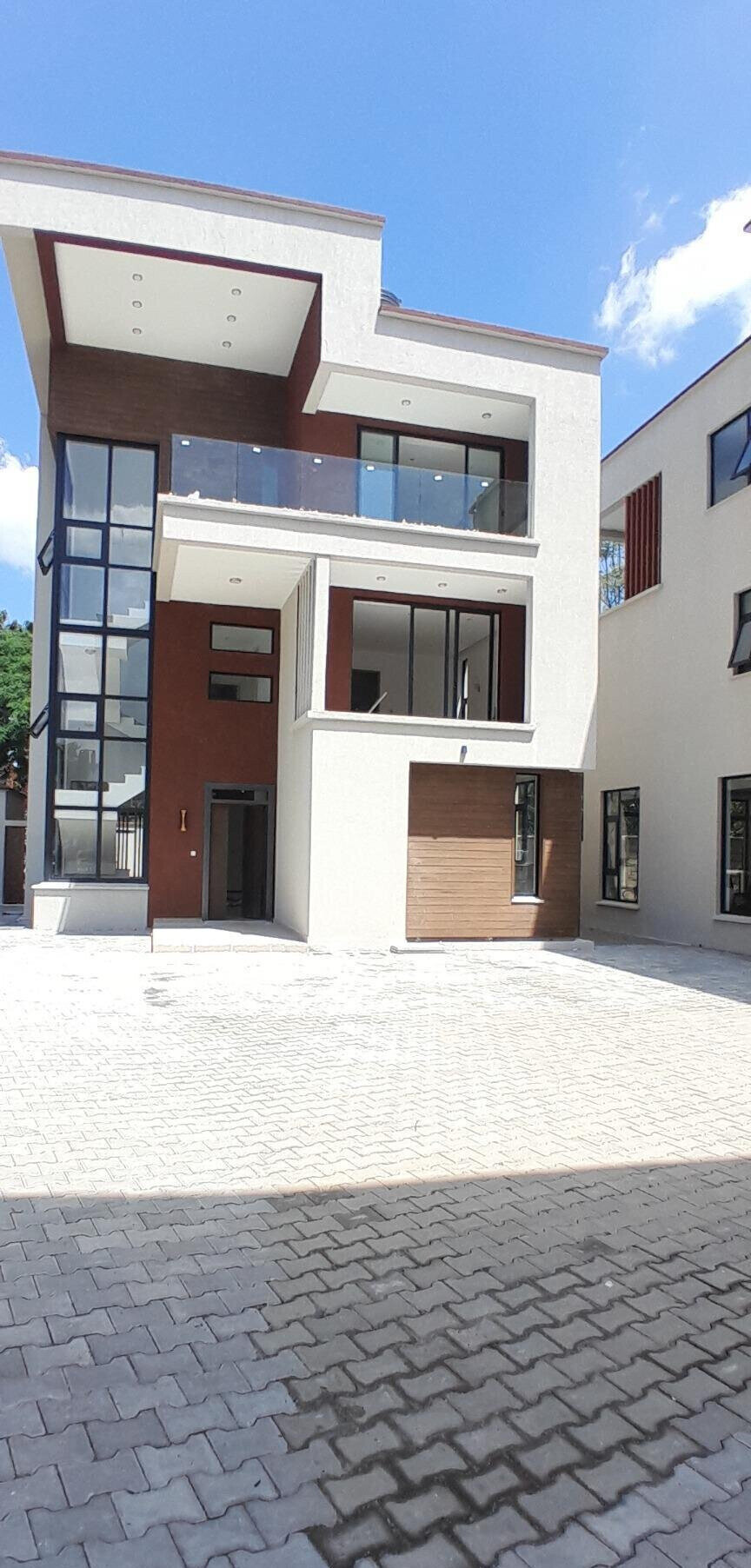 Homely 5-Bed Townhouse with Fireplace & Solar - Lavington