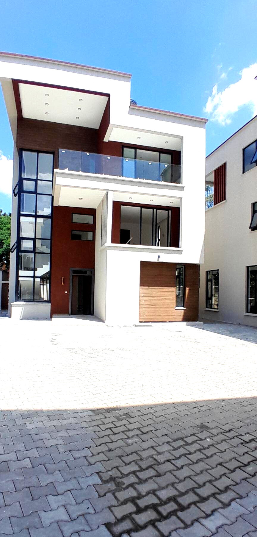 Homely 5-Bed Townhouse with Fireplace & Solar - Lavington