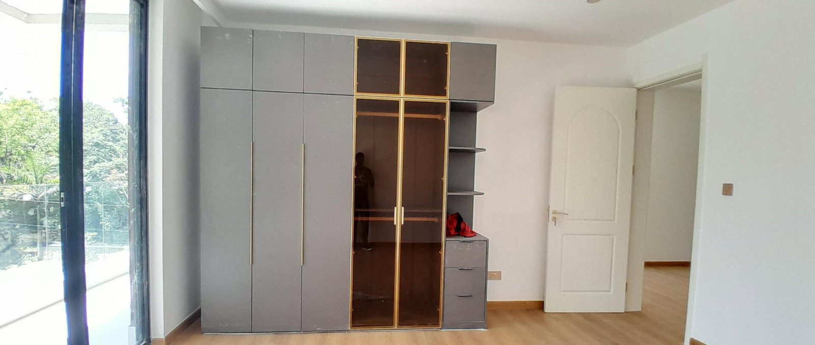 Homely 5-Bed Townhouse with Fireplace & Solar - Lavington