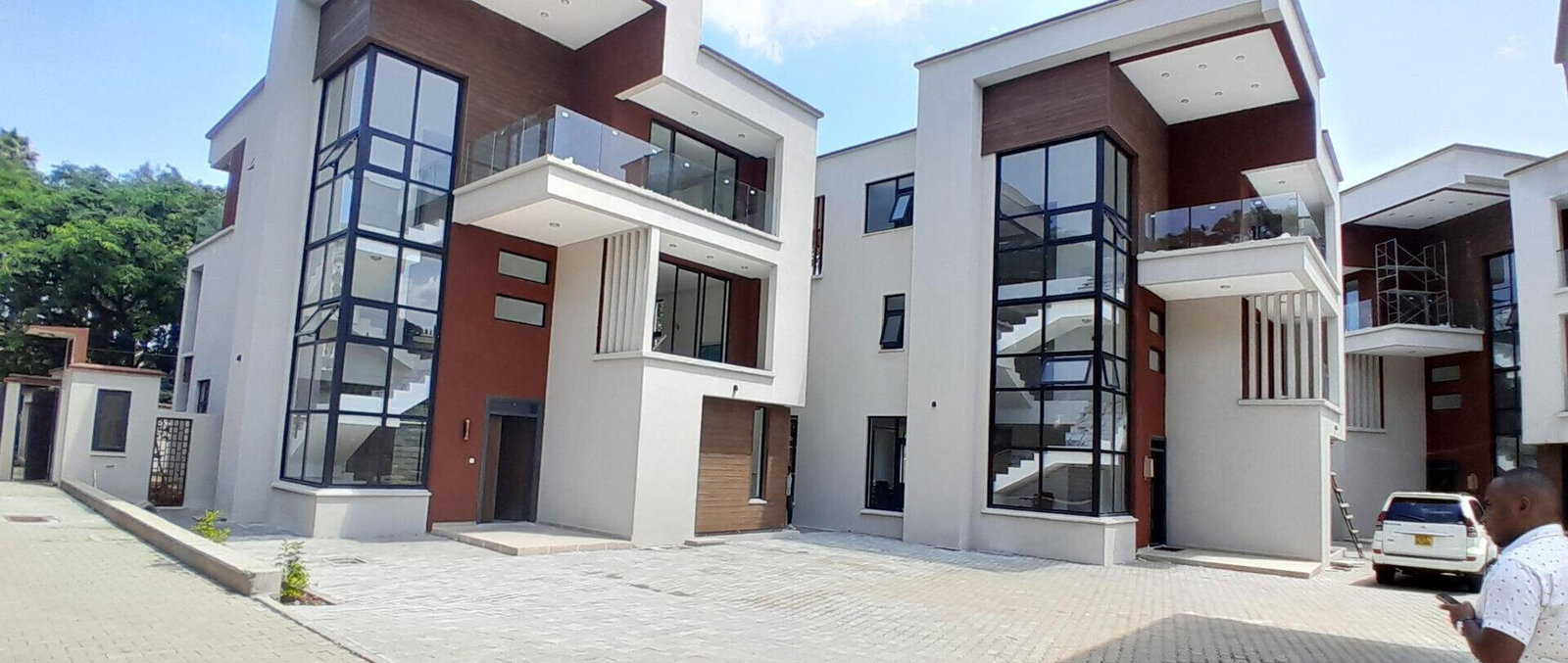 Homely 5-Bed Townhouse with Fireplace & Solar - Lavington