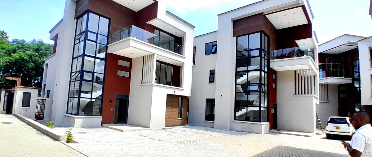 Homely 5-Bed Townhouse with Fireplace & Solar - Lavington
