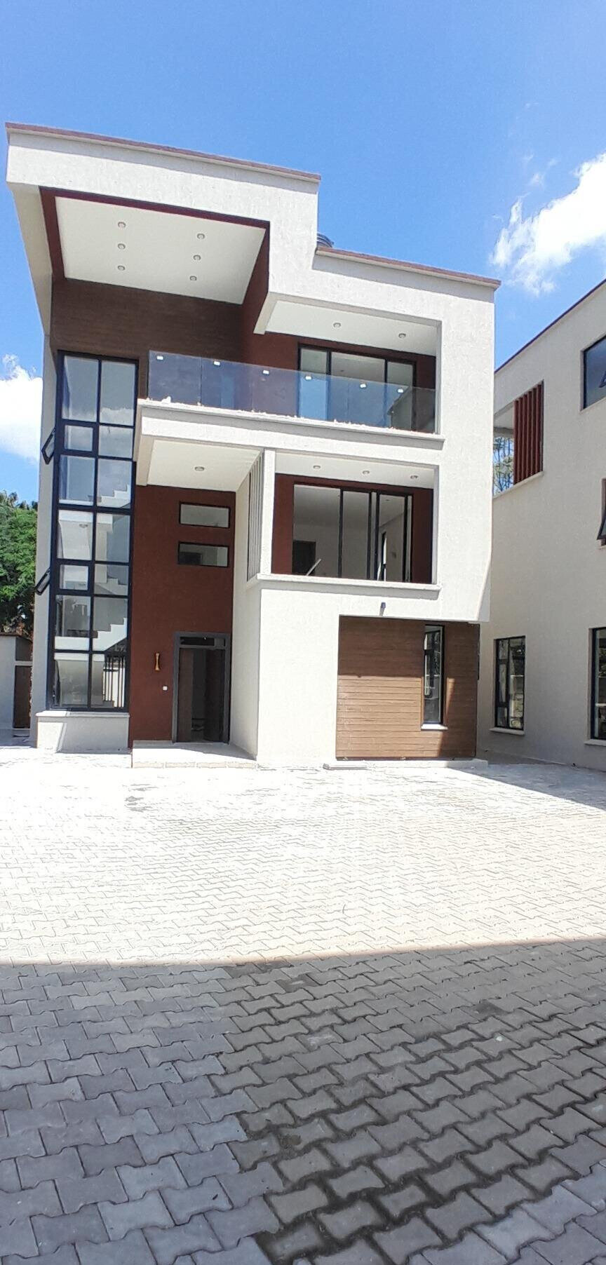 Homely 5-Bed Townhouse with Fireplace & Solar - Lavington