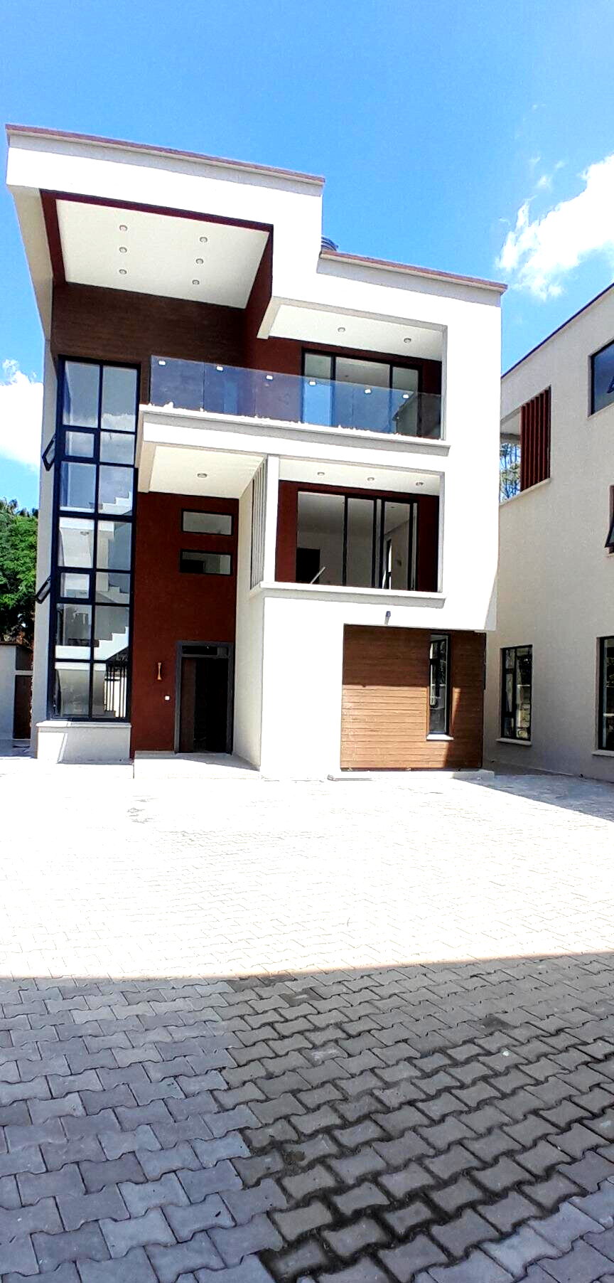 Homely 5-Bed Townhouse with Fireplace & Solar - Lavington