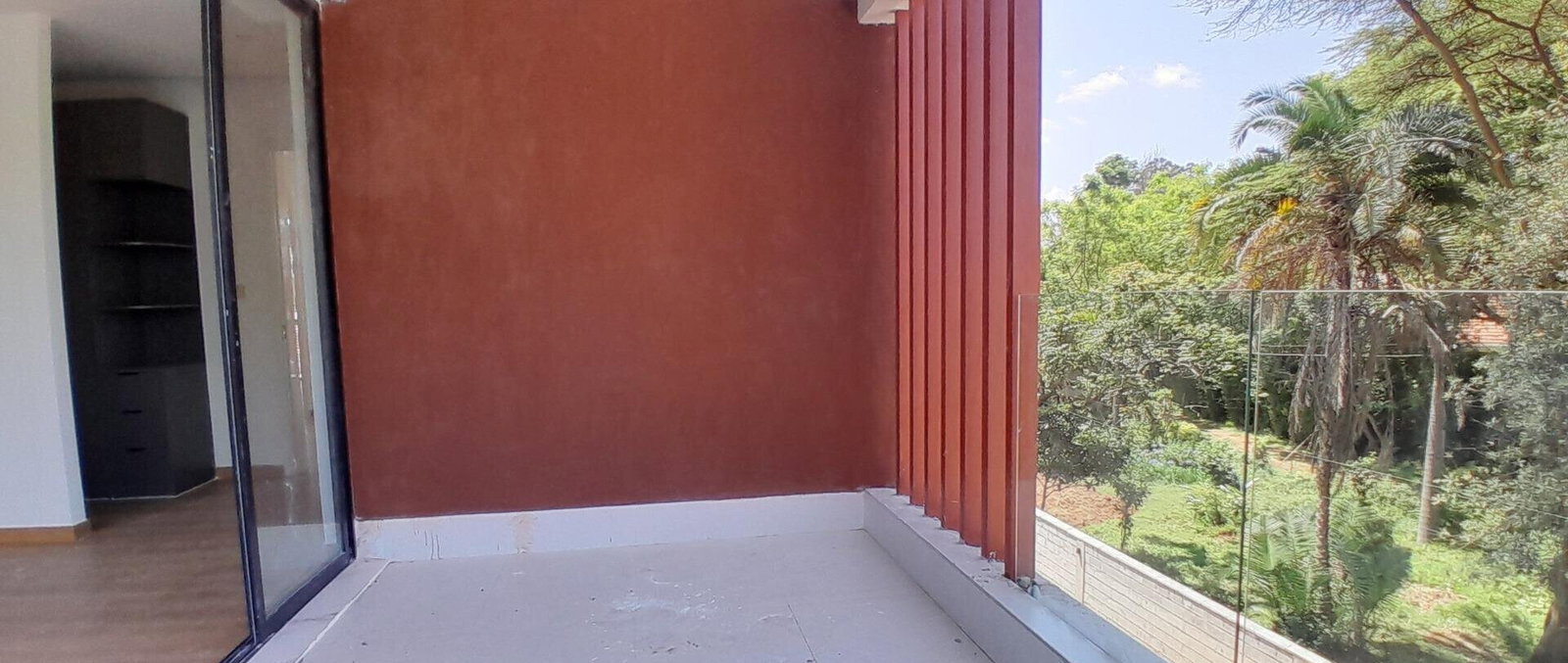 Homely 5-Bed Townhouse with Fireplace & Solar - Lavington