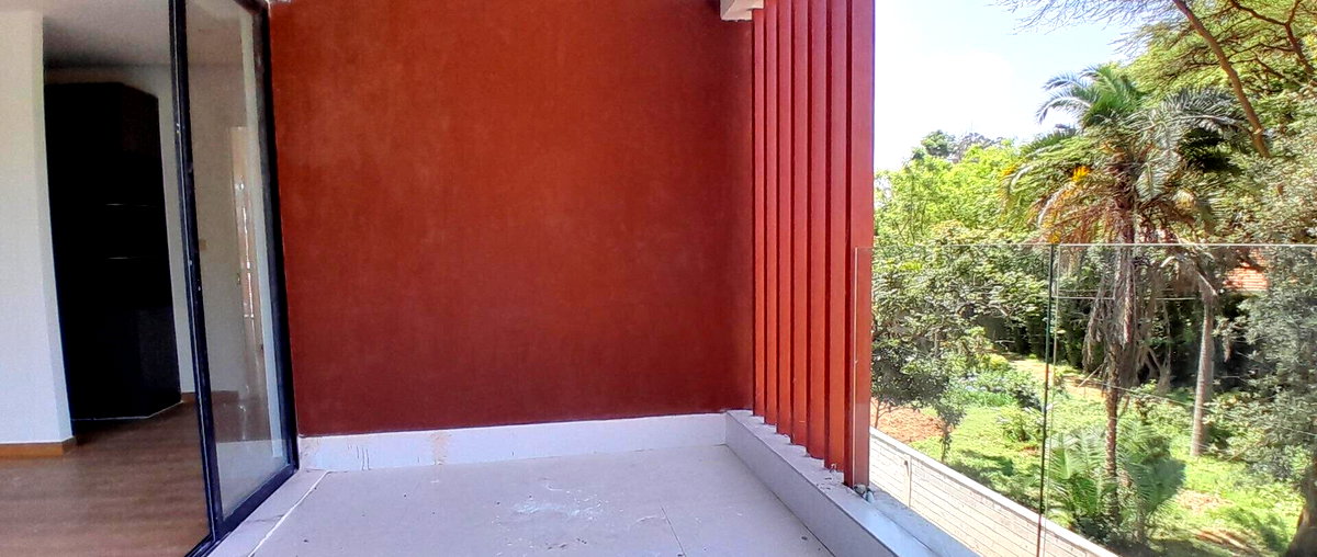 Homely 5-Bed Townhouse with Fireplace & Solar - Lavington