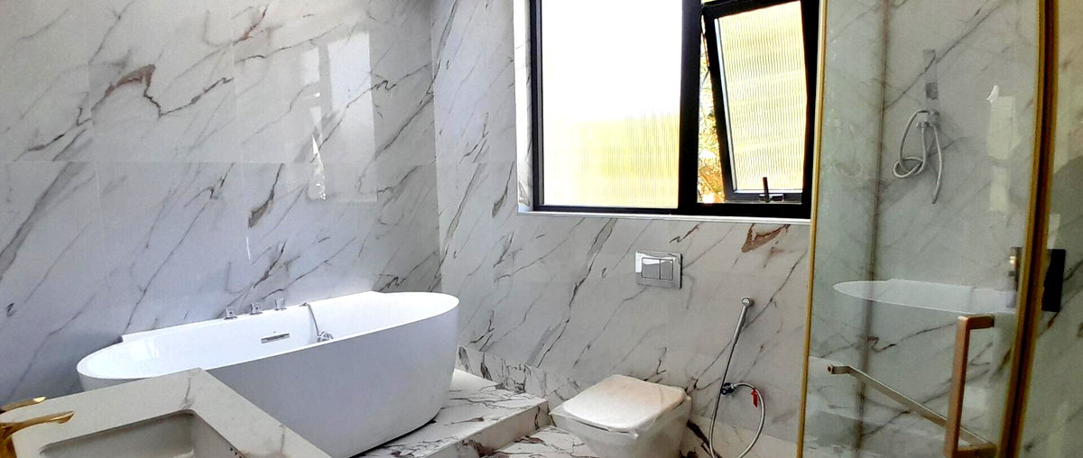 Homely 5-Bed Townhouse with Fireplace & Solar - Lavington