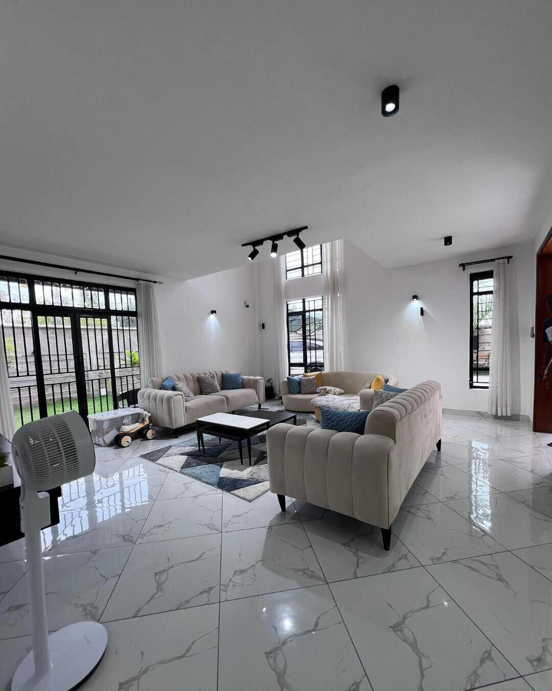 5BR All-Ensuite Townhouse with Rooftop Lounge & Gym – Katani