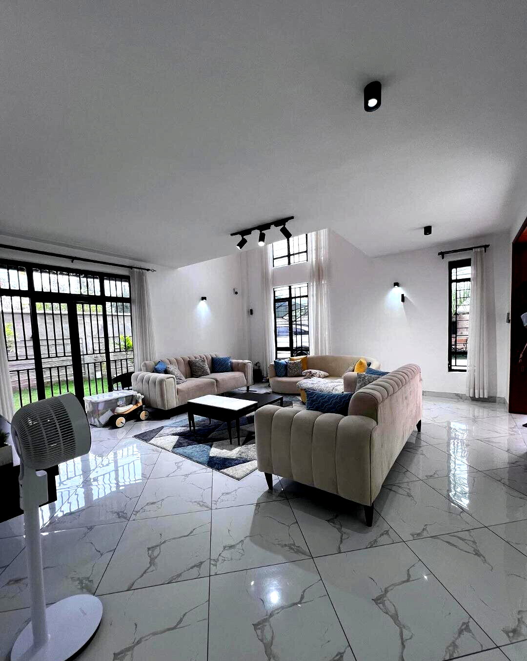 5BR All-Ensuite Townhouse with Rooftop Lounge & Gym – Katani