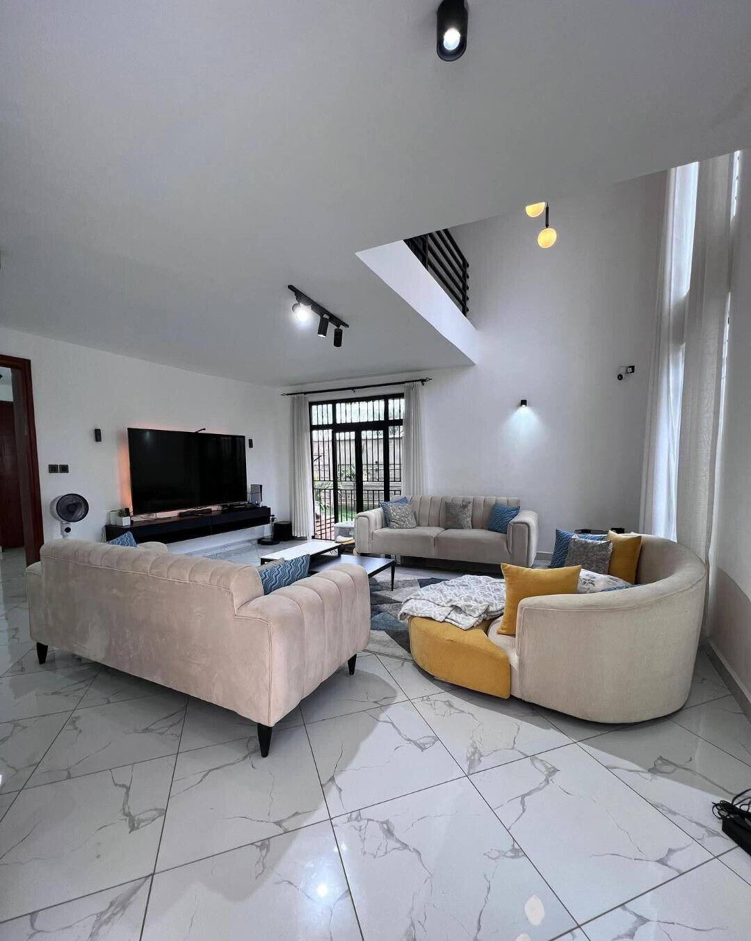 5BR All-Ensuite Townhouse with Rooftop Lounge & Gym – Katani